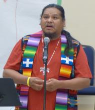 Photo of Tony Snow speaking at microphone