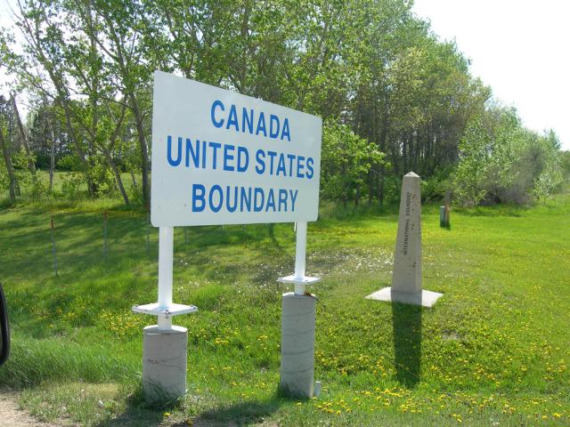A sign indicating the US-Canadian border.