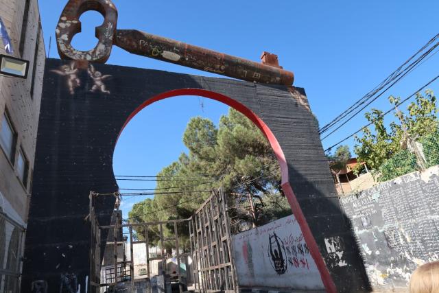 Symbol of Right of Return, Aida Palestinian refugee camp, Bethlehem Photo of gate with large metal key sculpture, Aida refugee camp, Bethlehem