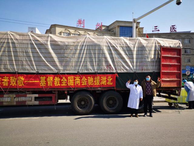 A doctor working in Hubei Province, China is pictured with a truck driver who drove 1,100 kilometers (more than 12 hours straight) to quickly deliver a shipment of disinfectant to area hospitals. A doctor and truck driver, both wearing medical masks, stand in front of a transport truck full of disinfectant giving a peace sign.